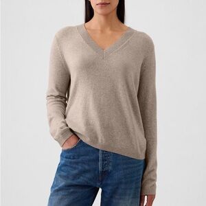 GAP Women's CashSoft V-Neck Sweater Beige